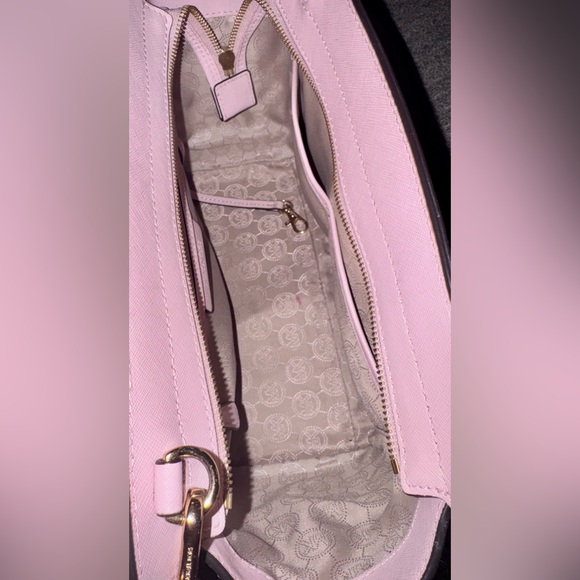 Michael Michael Kors

SELMA MEDIUM STUDDED SAFFIANO MESSENGER - Picture 6 of 8